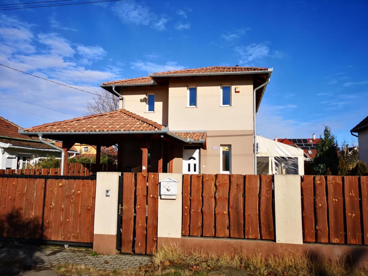 Airport Road/Repter Koezeli Haz Privat Parkoloval Apartment Будапеща Екстериор снимка